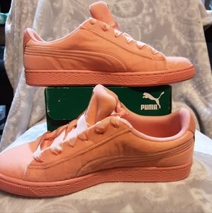 Woman Pumas Peach color size 7